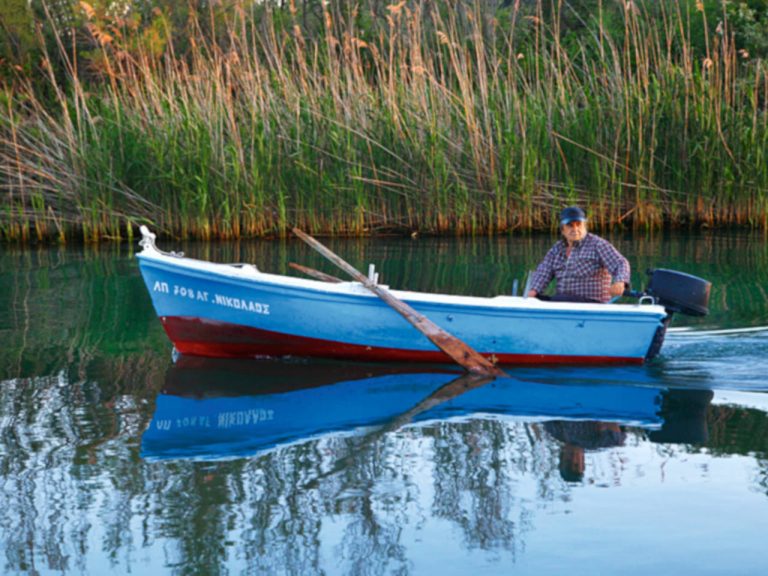 Boat in Acheron River/Βάρκα στον ποταμό Αχέροντα